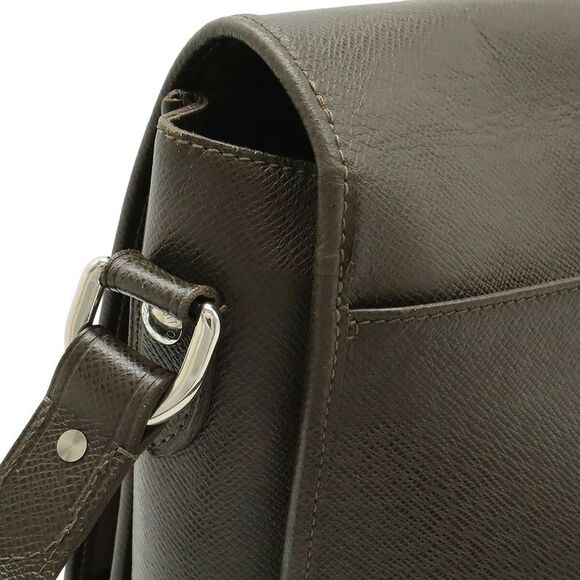 Louis Vuitton Taiga Leather Andre Messenger Bag - Picture 4 of 9